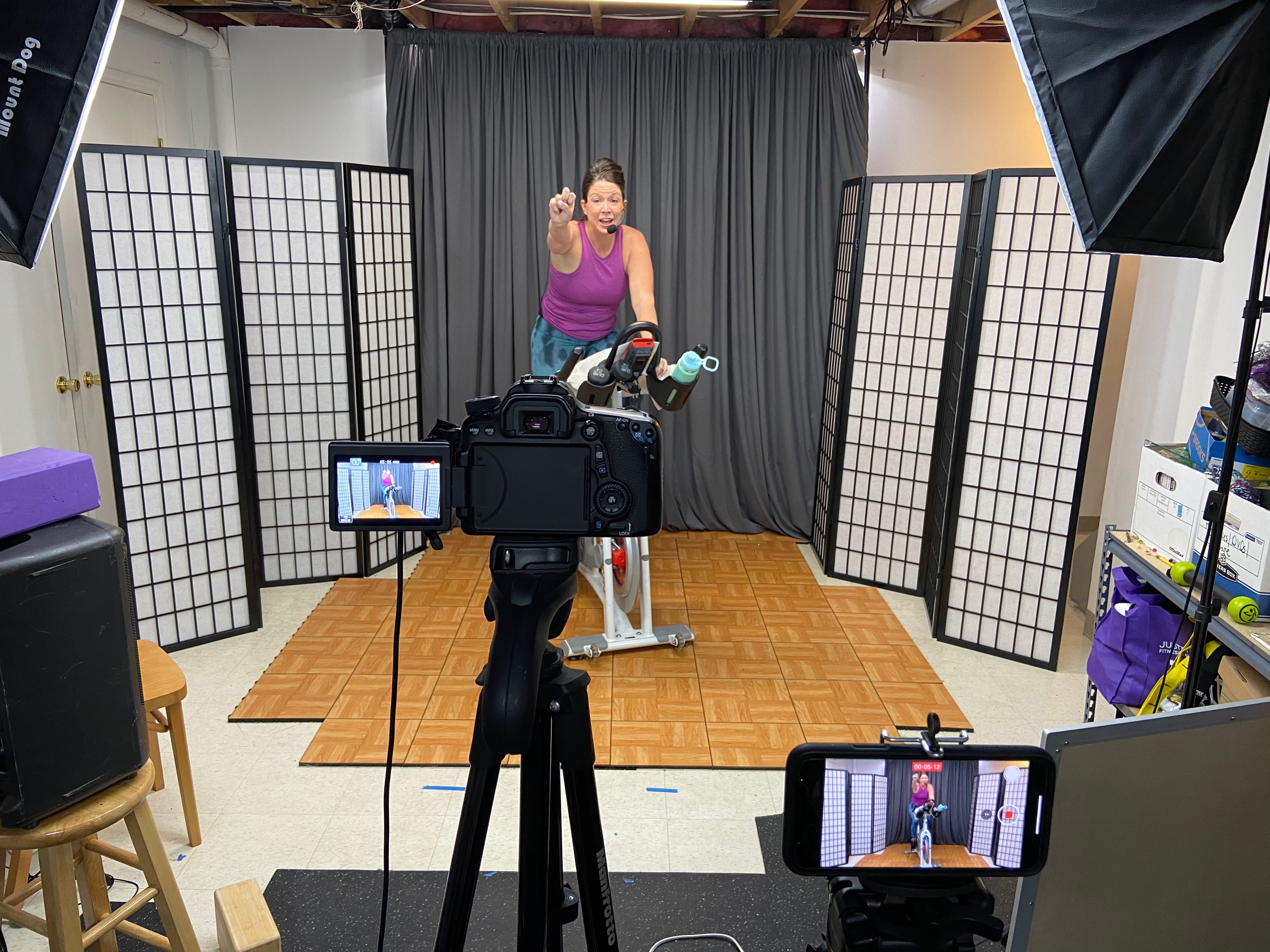 A live virtual fitness class in progress